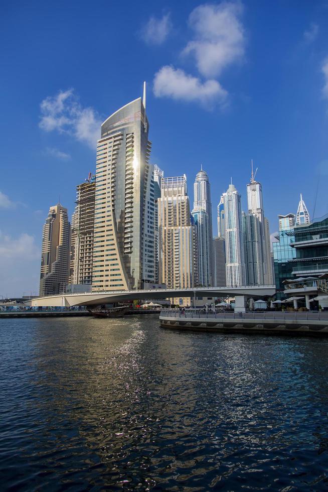 Dubai, Vereinigte Arabische Emirate, 2014 - Blick auf moderne Wolkenkratzer in Dubai Marina in Dubai, Vereinigte Arabische Emirate. Wenn die gesamte Entwicklung abgeschlossen ist, wird es mehr als 120.000 Menschen aufnehmen. foto