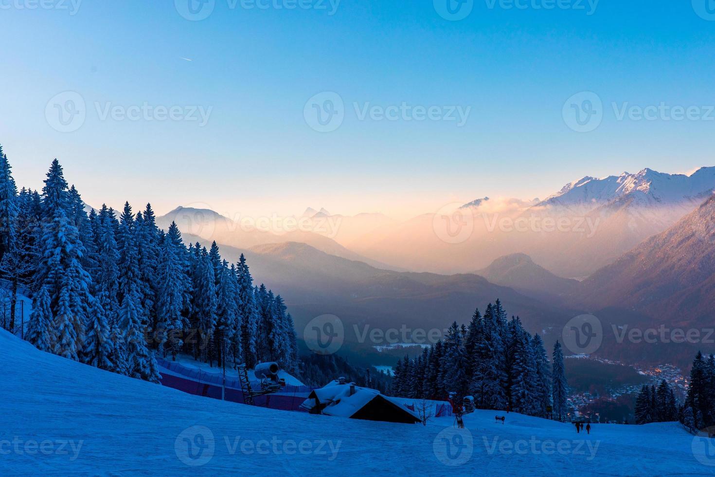 heller Sonnenuntergang über bewölkten Bergen foto