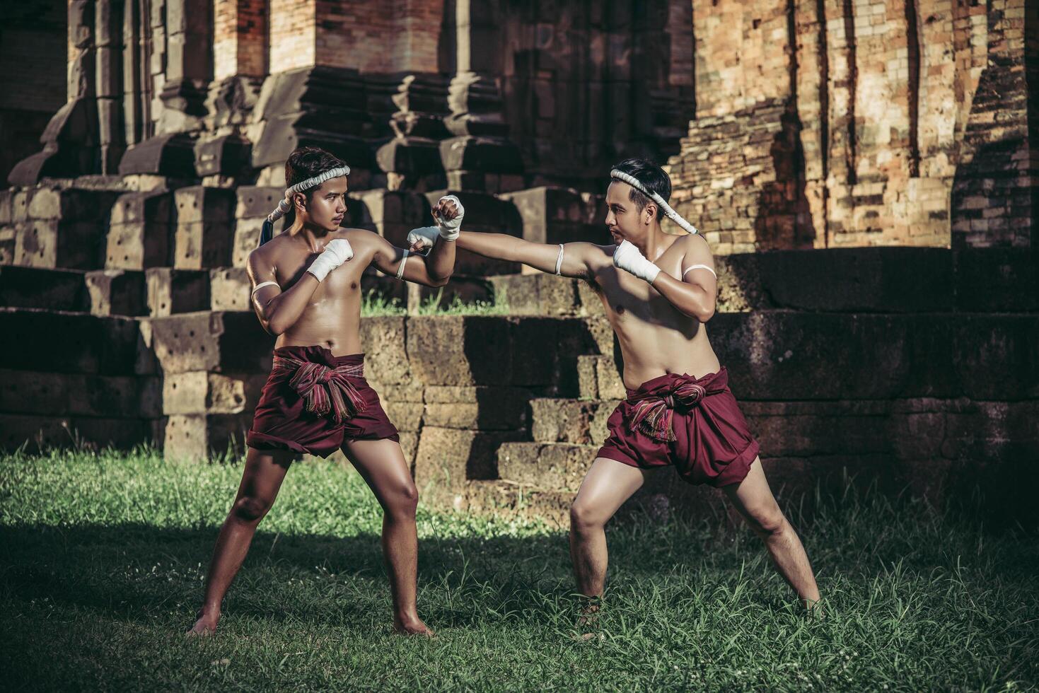 Zwei Boxer kämpfen mit den Kampfkünsten des Muay Thai. foto