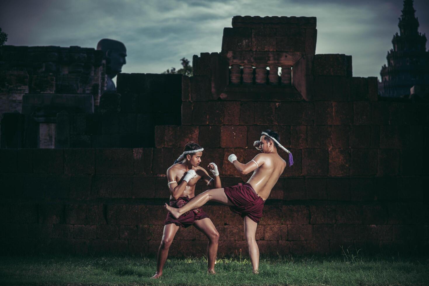 Zwei Boxer kämpfen mit den Kampfkünsten des Muay Thai. foto