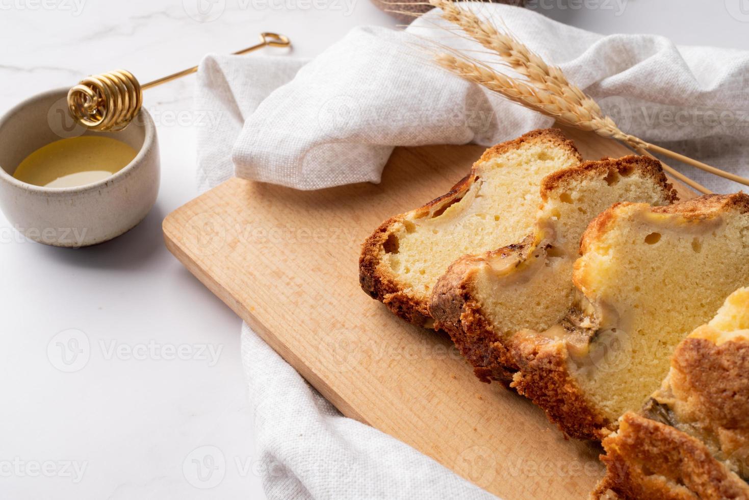 Erhöhte Ansicht von geschnittenem Bananenbrot auf hellem Betonhintergrund foto