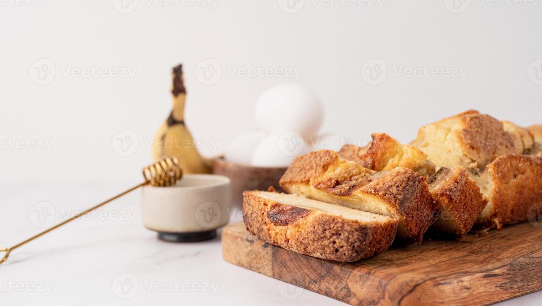 Vorderansicht von geschnittenem Bananenbrot auf hellem Betonhintergrund foto