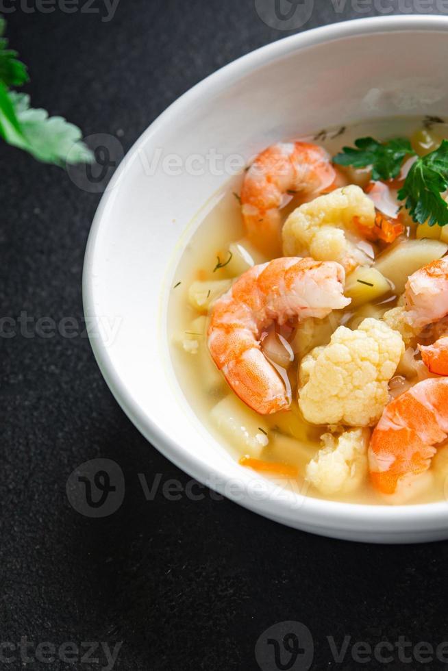 Garnelensuppe Gemüse Meeresfrüchte erster Gang gesunde Mahlzeit Diät pescetarisch foto