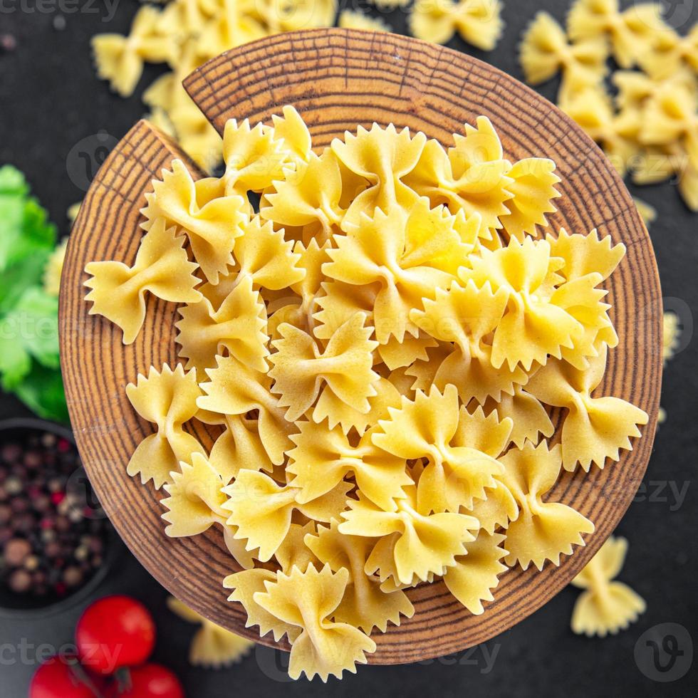 Farfalle Nudeln rohe Bögen Hartweizen gesunde Mahlzeit foto