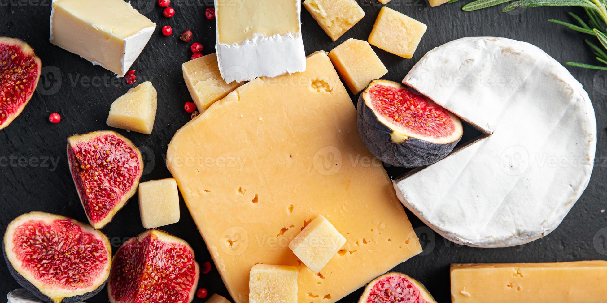 Käseplatte verschiedene Käsesorten Brie, Camembert, Parmesan, Cheddar foto