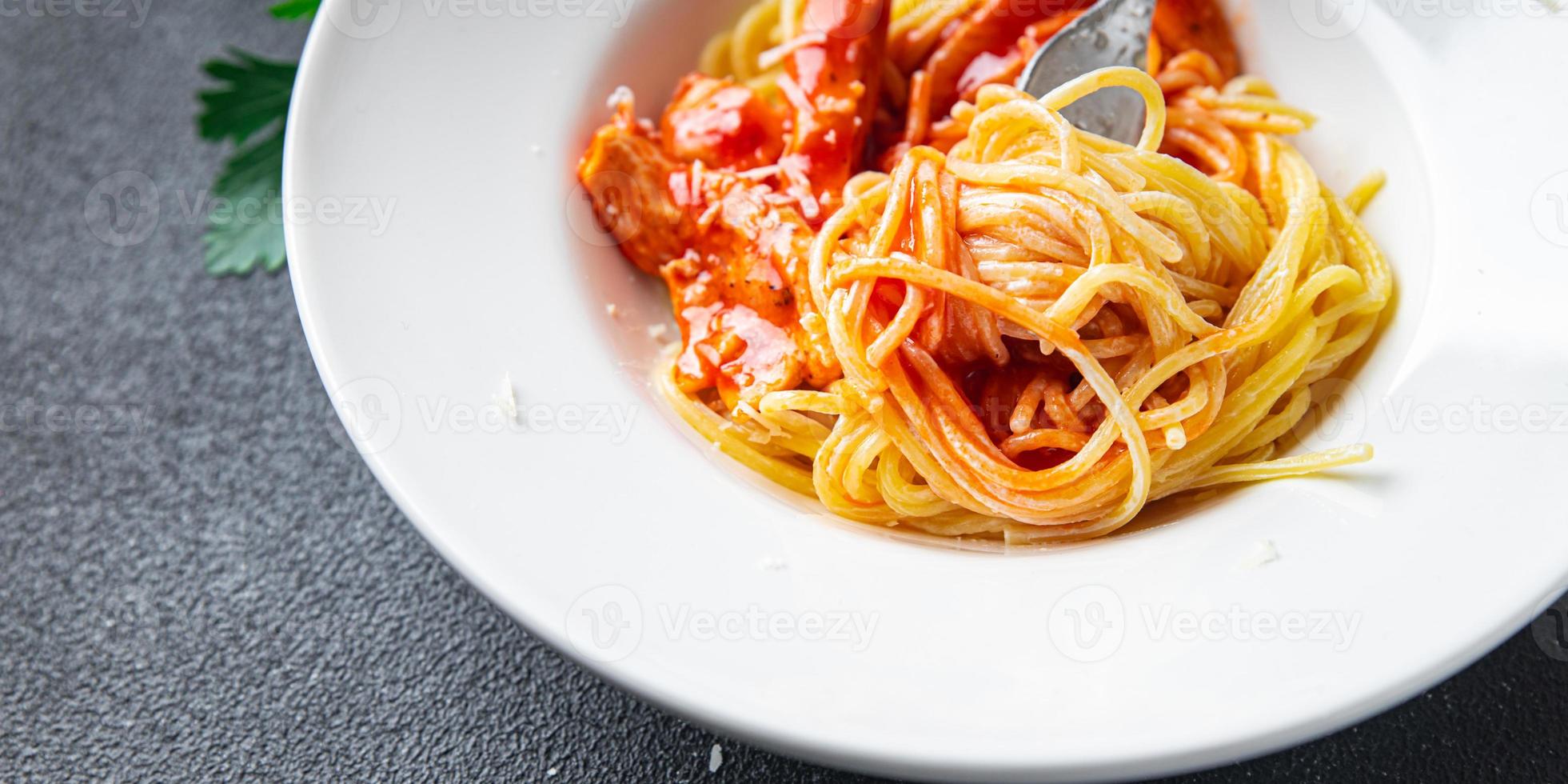 Pasta Spaghetti Tomatensauce Hühnerfleisch oder Pute gesund foto