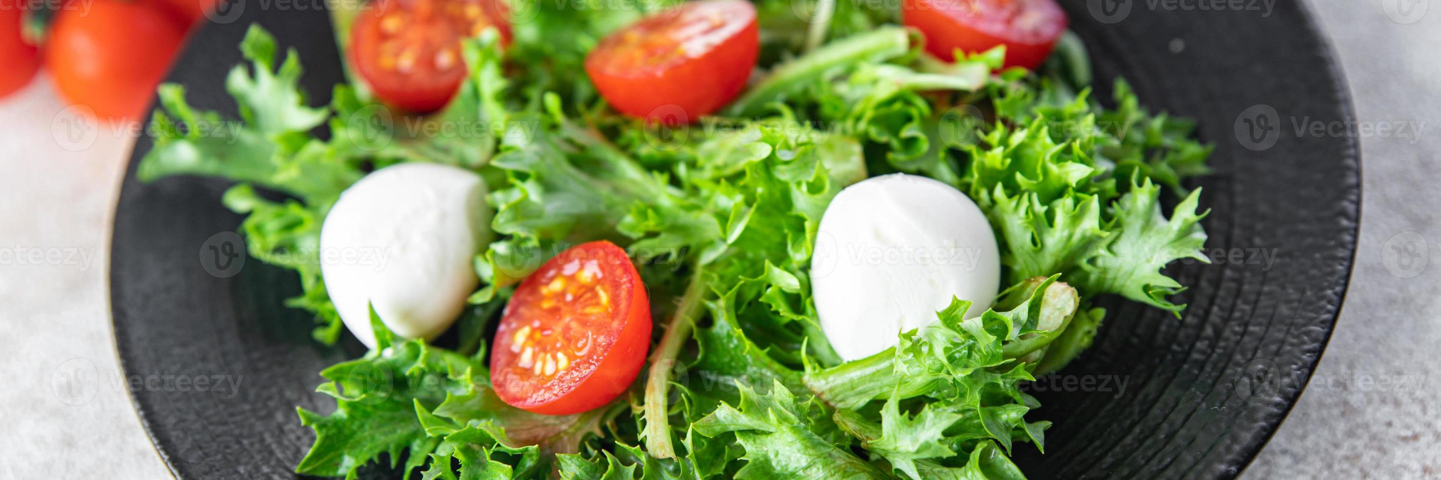 Salat Mozzarella, Tomate, Salat, Rucola gesunde Mahlzeit vegane oder vegetarische Kost foto