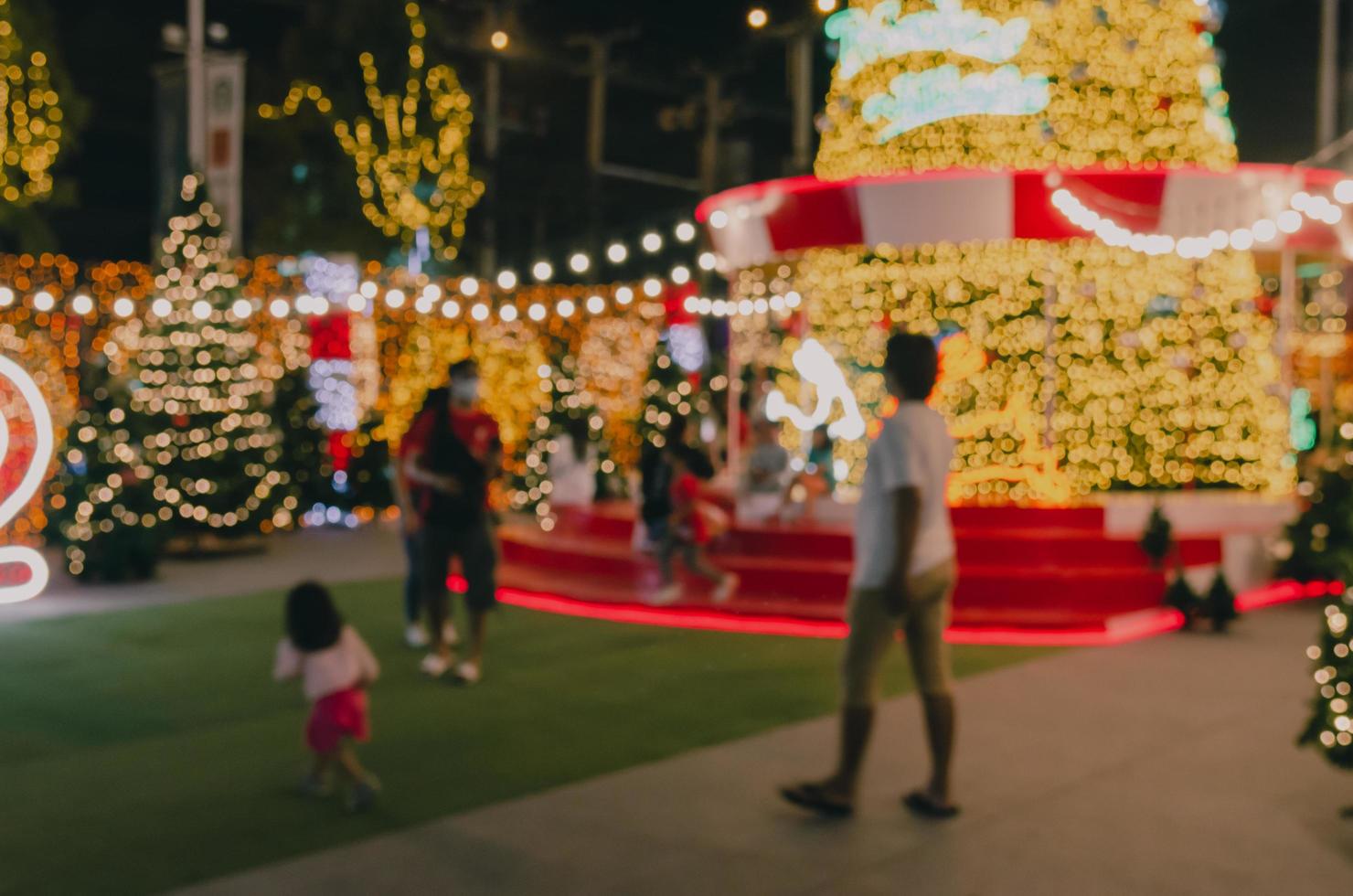 Festival Menschen Weihnachten abstrakten Hintergrund verwischen. Neujahrs- und Weihnachtsfeierdekorationen mit Lichtern. foto