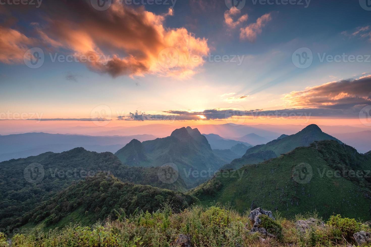 Landschaft des Sonnenuntergangs auf der Bergkette im Naturschutzgebiet im Doi Luang Chiang Dao Nationalpark foto