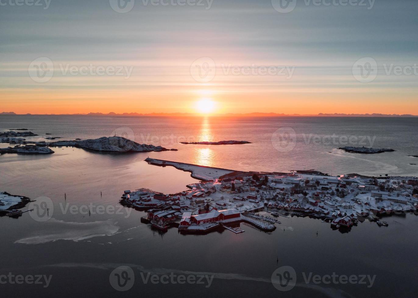 über dem Sonnenaufgang über dem reinen Dorf an der Küste im Winter auf den Lofoten? foto