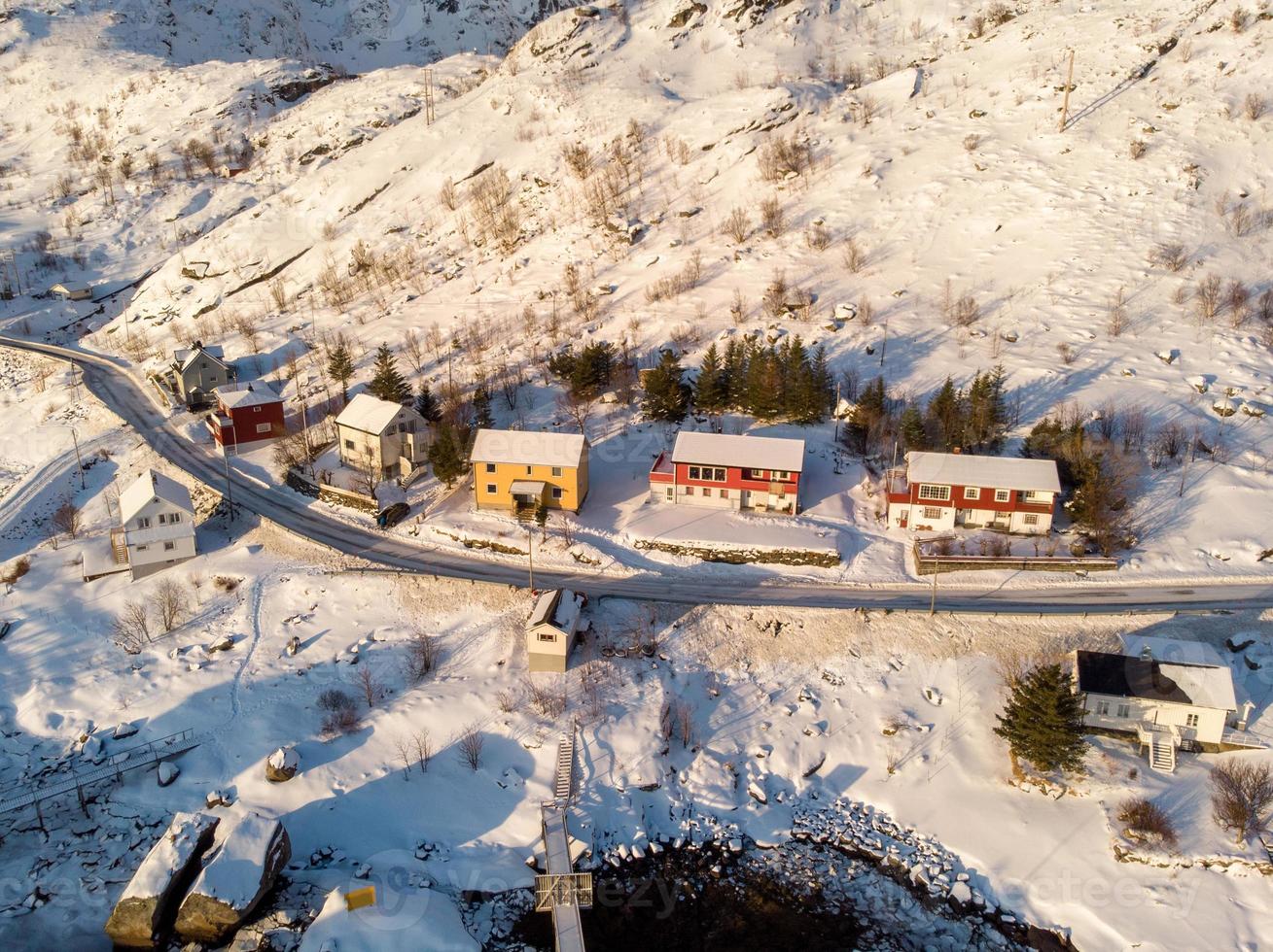 buntes Fischerhaus an der Küste bei Schneefall im Winter foto