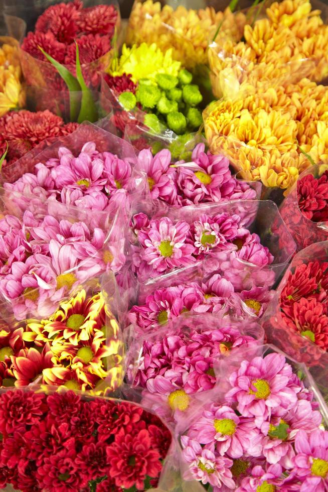 viele rosa blumen auf dem thailändischen markt foto