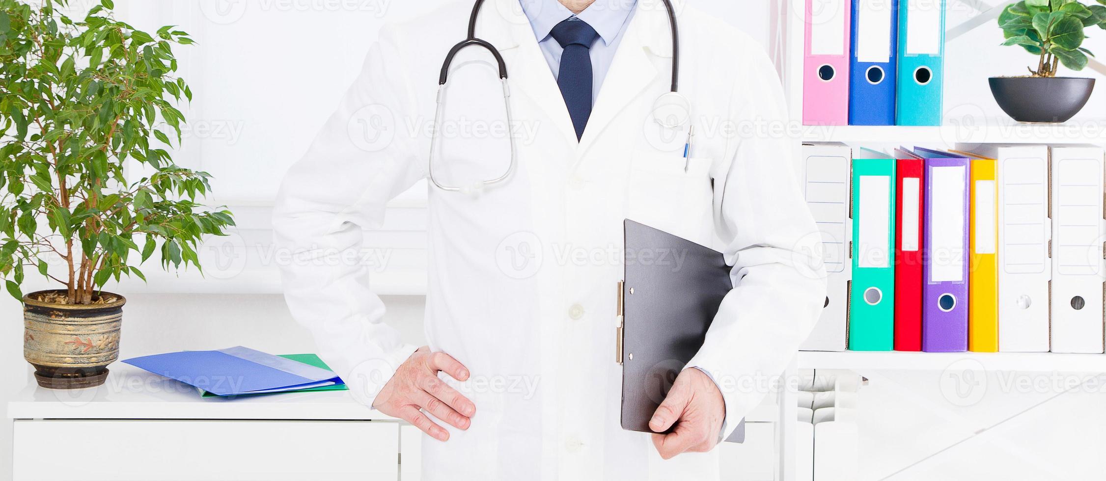 Porträt des leitenden Arztes in der Arztpraxis foto