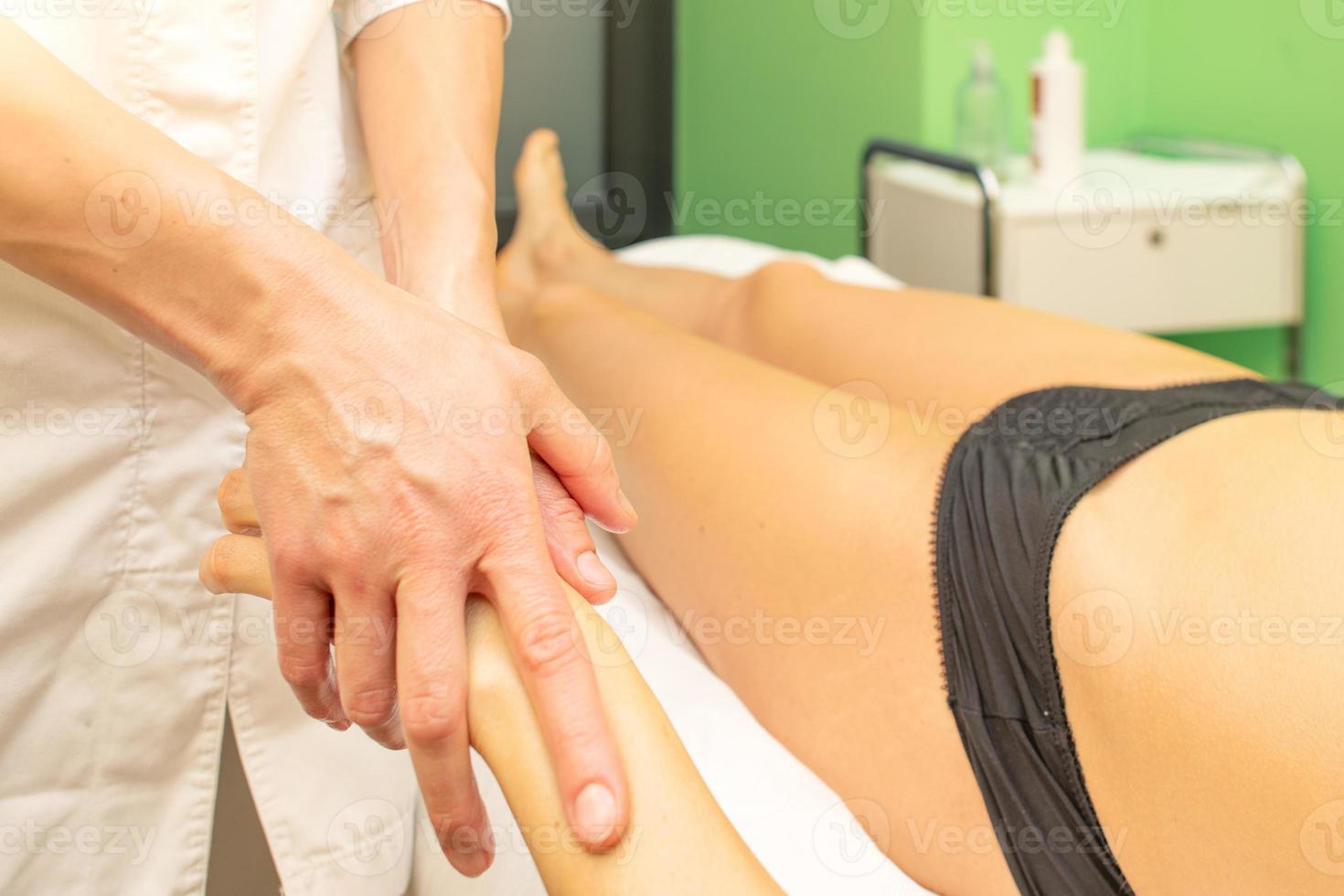 entspannende Handmassage in einem ästhetischen Studio foto