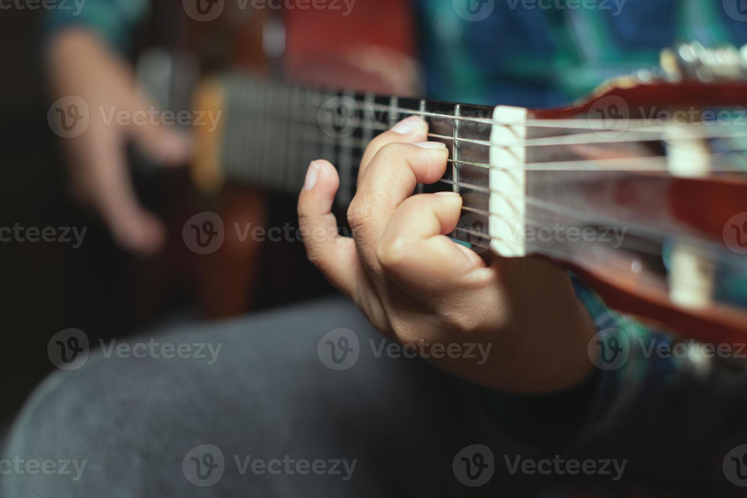 Linke Hand Detail mit Akkord auf klassischer Gitarre foto