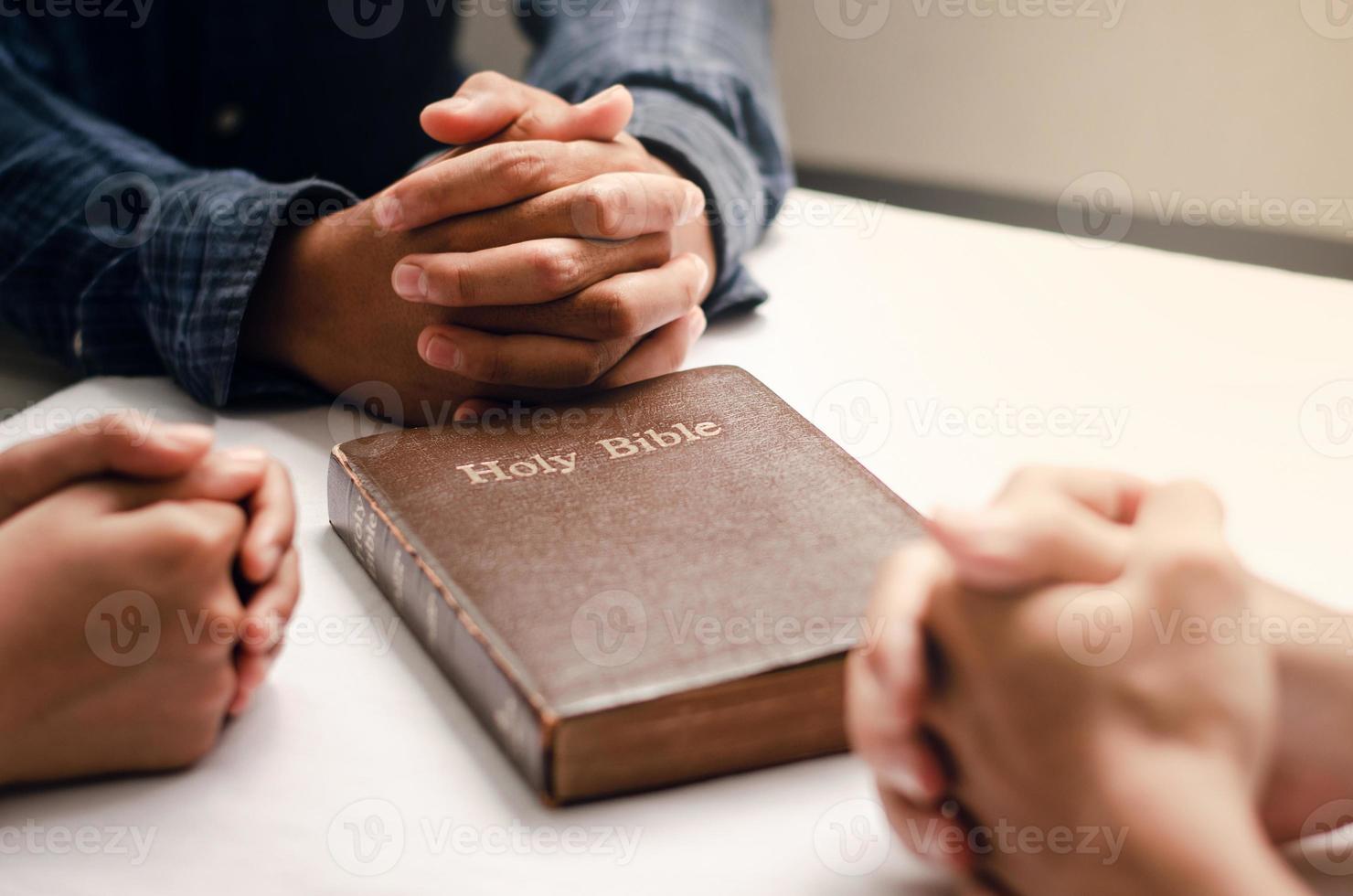 Christen versammeln sich, sitzen und beten um Segen von Gott. mit Glauben und Glauben foto
