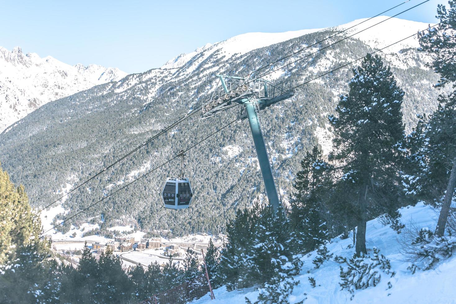 Grandvalira, Andorra, 2021 - Gondelbahn an der Skistation in El Tarter foto