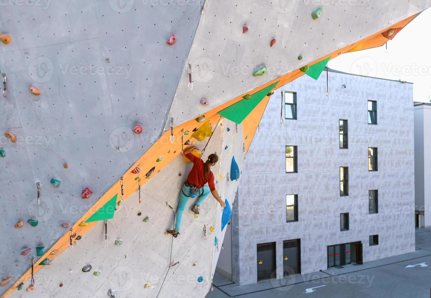 ein Mann klettert an einer Kletterwand foto