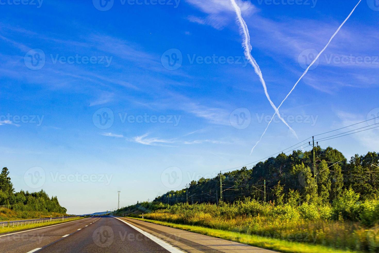 Kreuz aus Wolken Flugzeuge Chemtrails in den Himmel, Autobahn, Schweden. foto