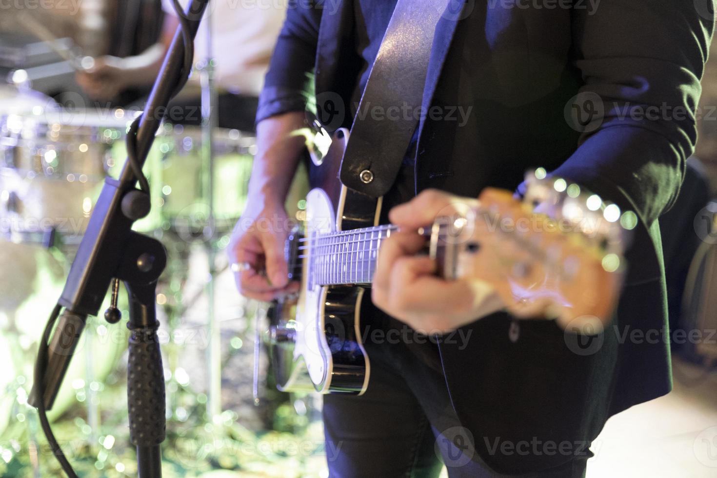 ein Musiker spielt bei einem Live-Konzert E-Gitarre foto