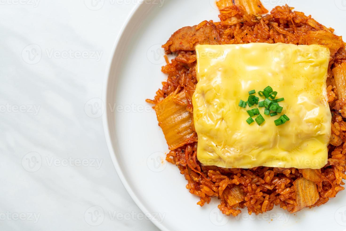 gebratener Kimchi-Reis mit Schweinefleisch und belegtem Käse foto