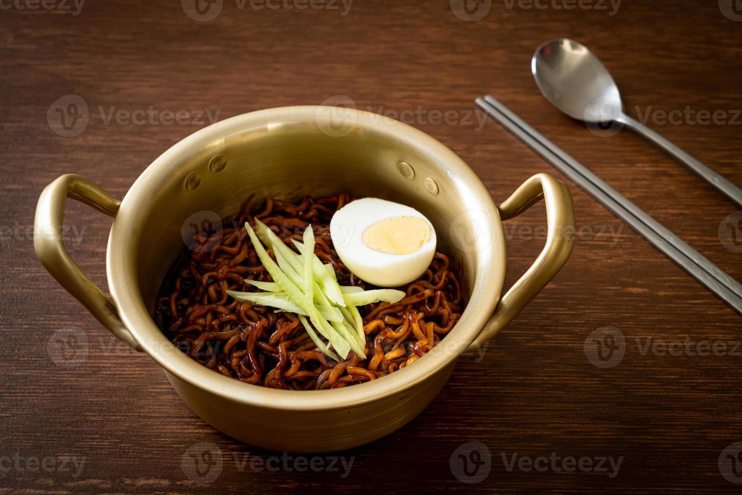 koreanische Instantnudeln mit schwarzer Bohnensauce - jajangmyeon oder jjajangmyeon foto