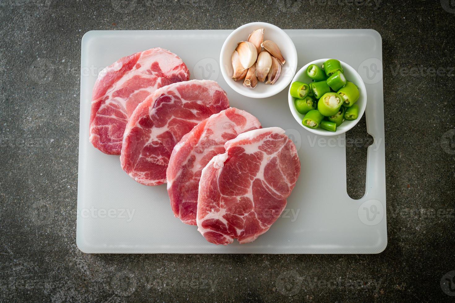 frischer Schweinenacken roh oder Kragenschwein foto