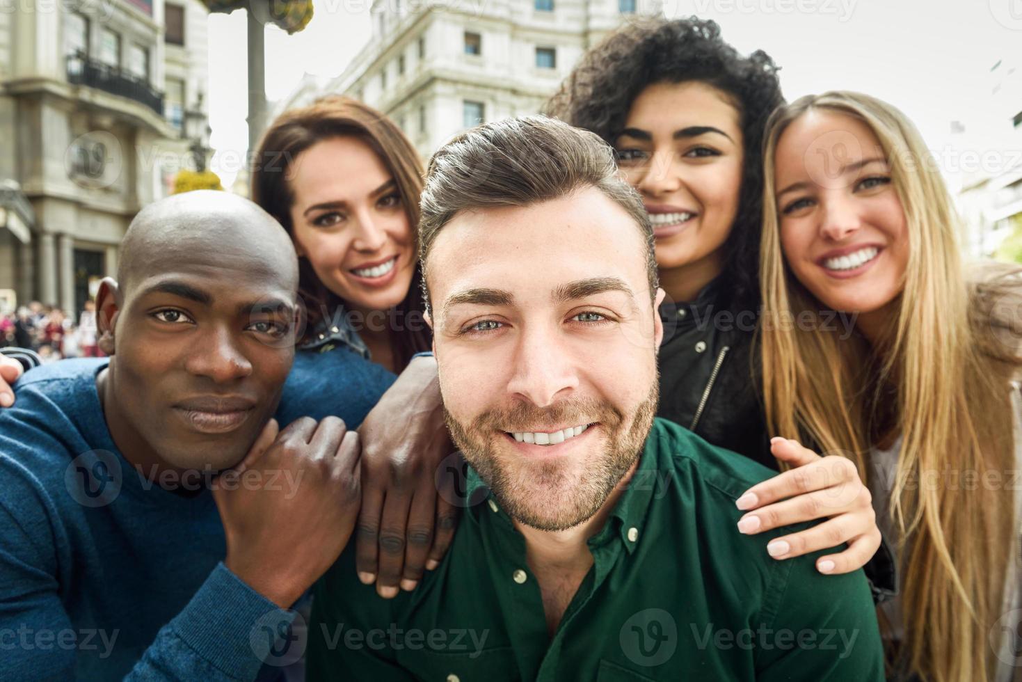 gemischtrassige Gruppe junger Leute, die Selfies machen foto
