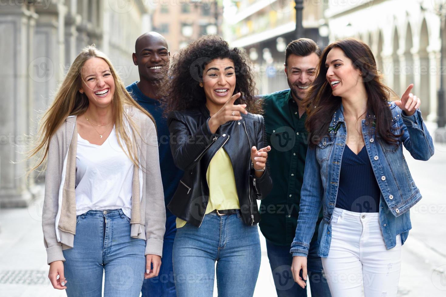 Gruppe von Freunden, die zusammen im Freien Spaß haben foto