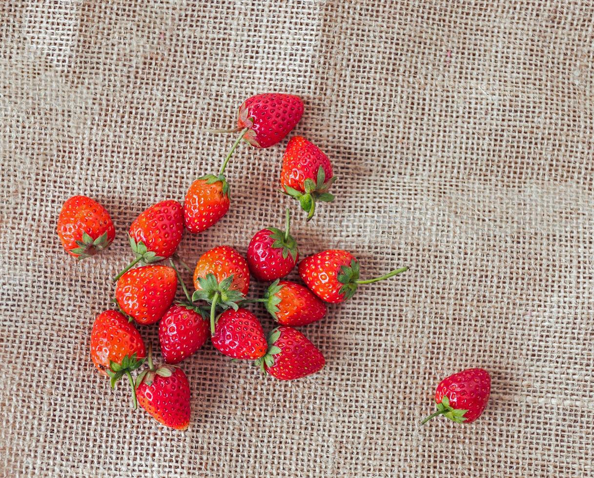 Erdbeere auf altem hölzernem Hintergrund, Liebe und Valentinsgrußthema foto