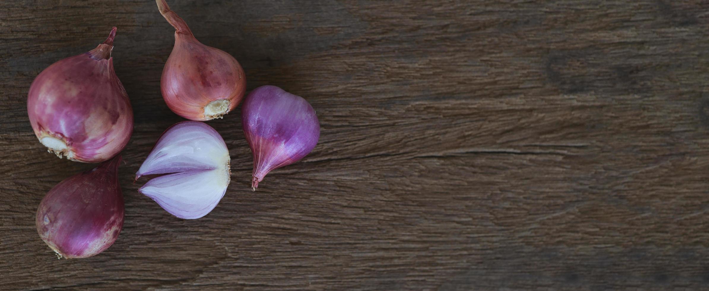 Zwiebel und Knoblauch zum Kochen auf altem Holzhintergrund foto