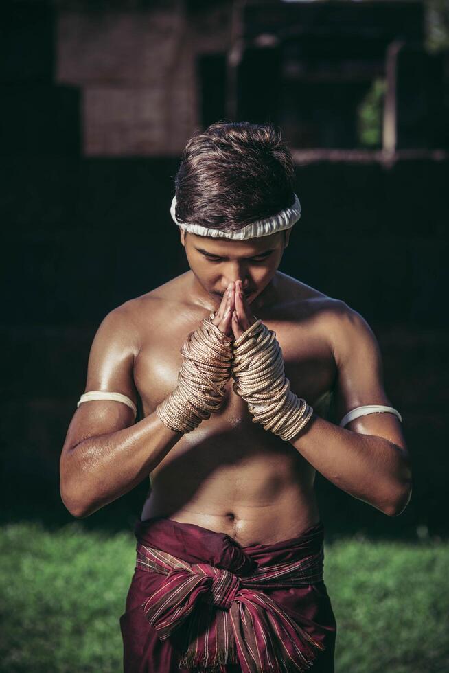 Boxer binden das Seil in ihre Hände und Hände, um den Lehrer zu respektieren. foto