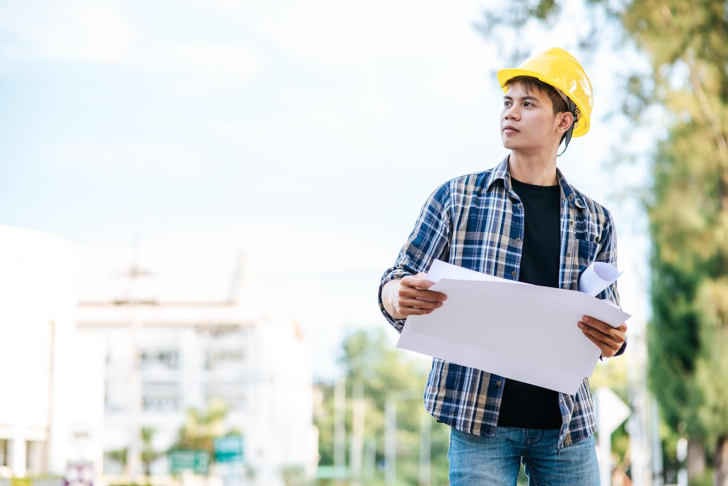 Architekten halten den Bauplan und prüfen die Arbeiten. foto