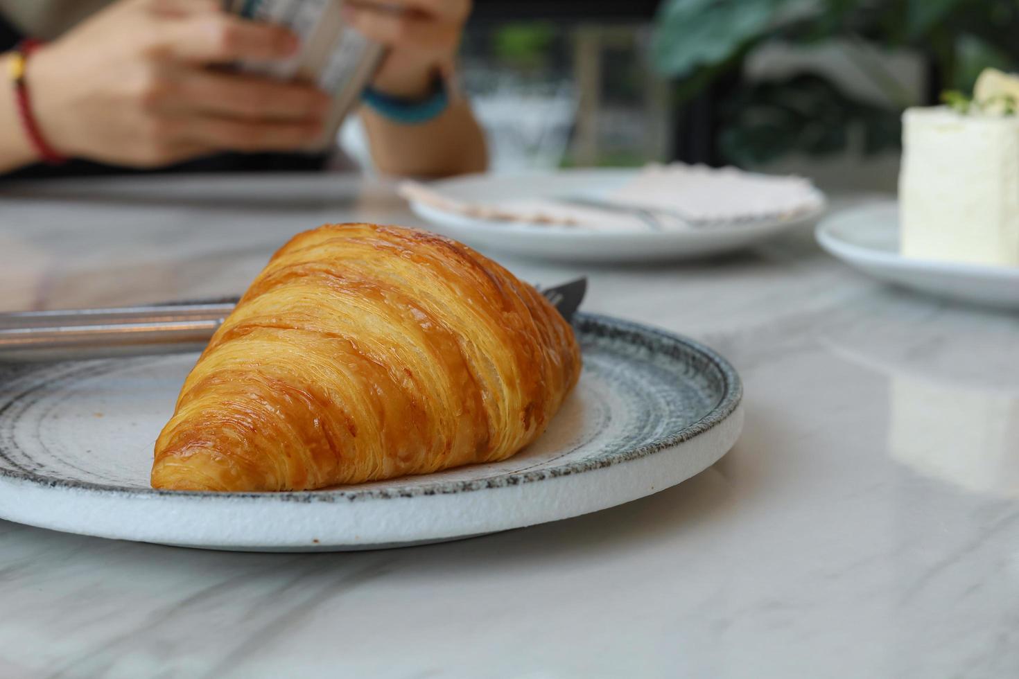 frisch gebackenes Croissant glänzend im Kaffeecafe foto