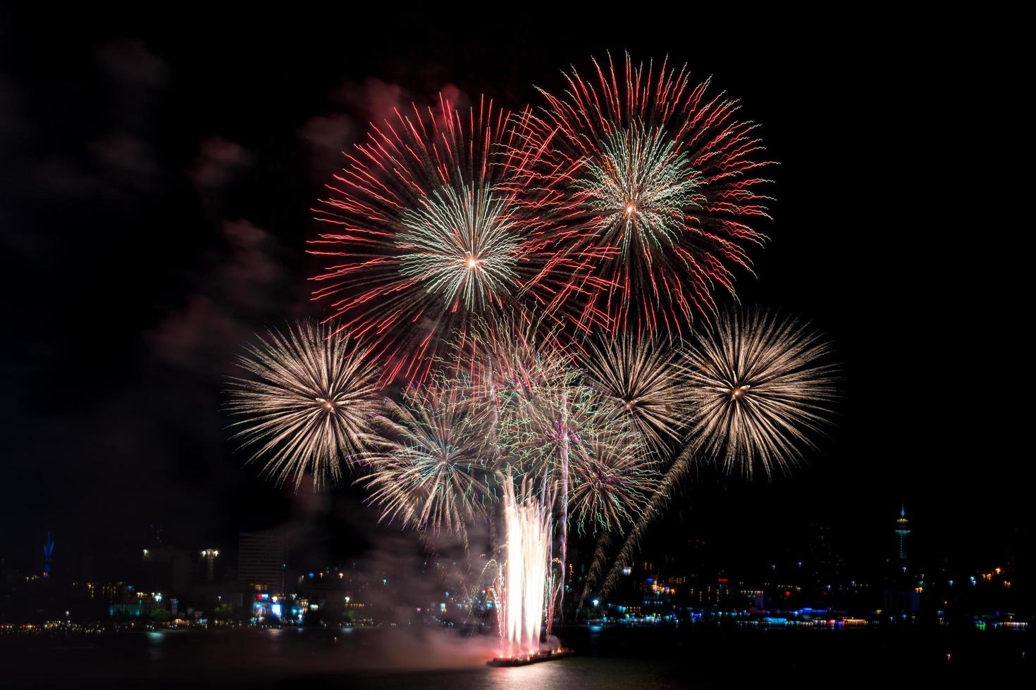 buntes Feuerwerk in verschiedenen Farben bei Nacht mit Feier- und Jubiläumskonzept foto