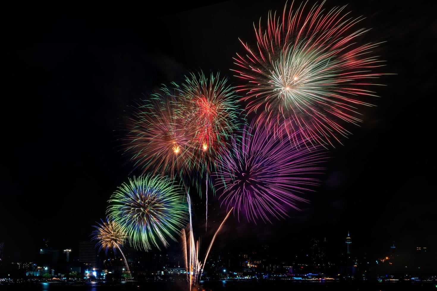 buntes Feuerwerk in verschiedenen Farben bei Nacht mit Feier- und Jubiläumskonzept foto