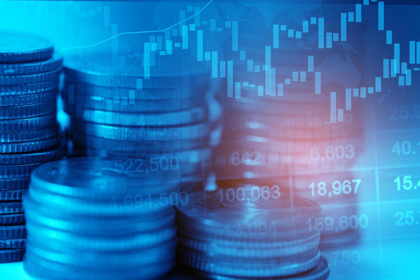 Börseninvestitionshandel mit Finanz-, Münz- und Diagrammdiagrammen oder Forex zur Analyse des Hintergrunds von Geschäftstrenddaten zur Gewinnfinanzierung. foto