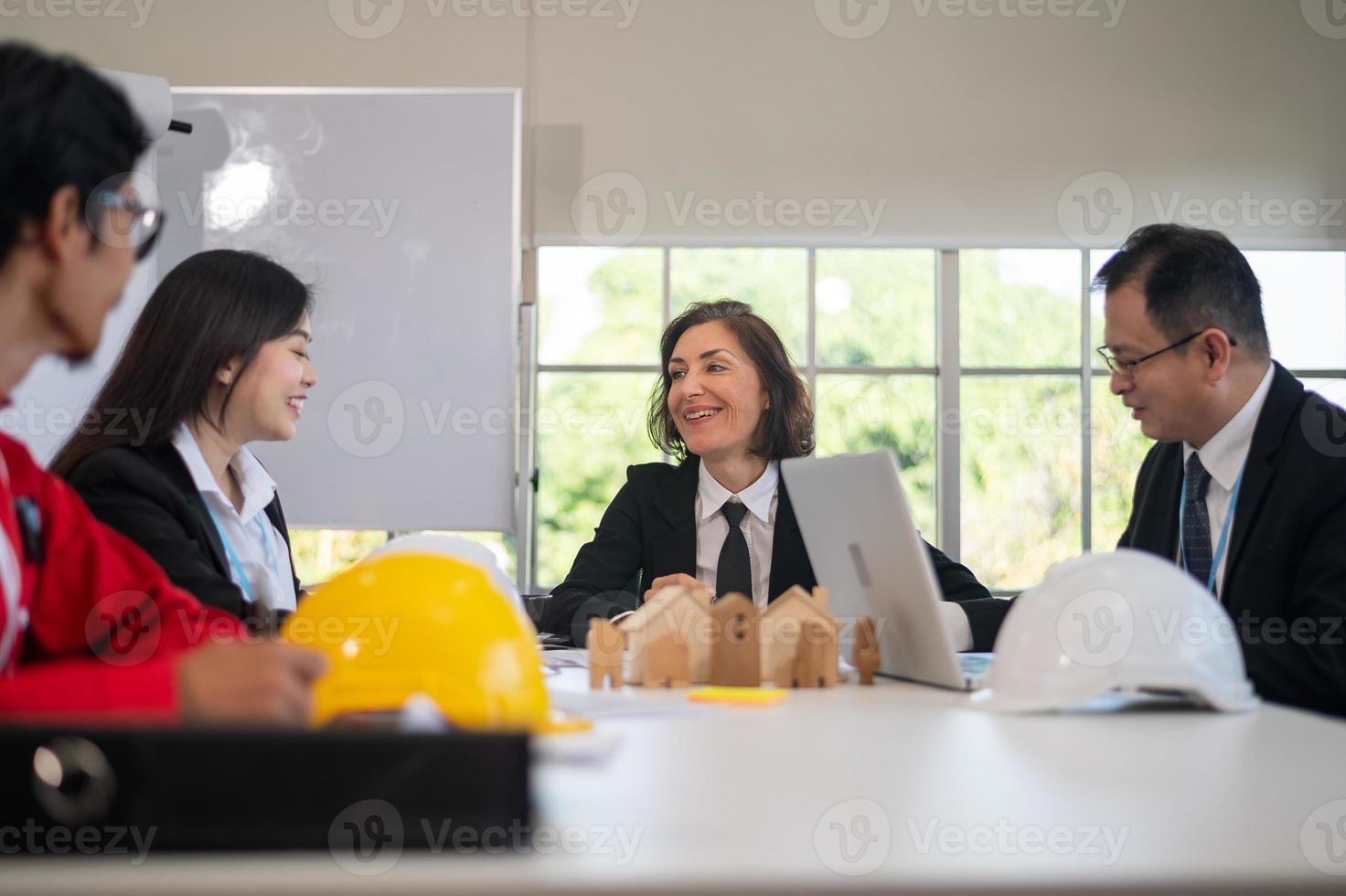 glückliche menschen geschäftsteam im Gespräch über diskussion bauprojekt foto