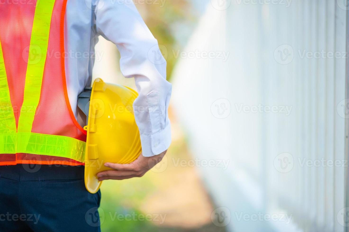 Nahaufnahmeingenieur mit Bauarbeiterhelm foto