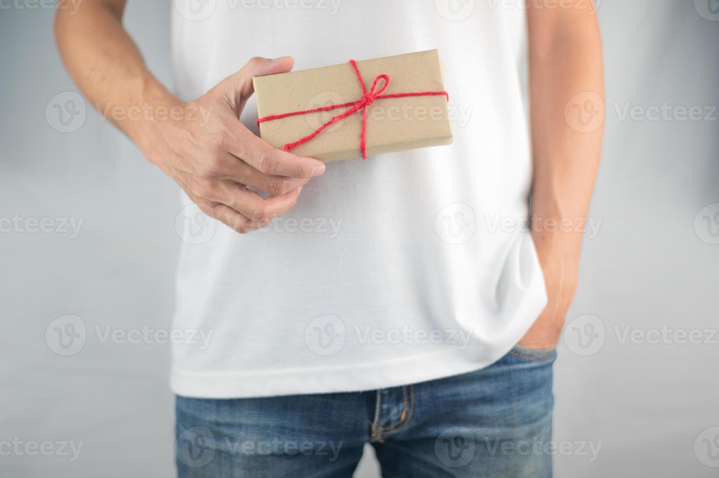 Person, die Geschenkbox, Geschenkbox des neuen Jahres, Weihnachtsgeschenkbox, Kopienraum hält. Weihnachten, Jahr, Geburtstagskonzept. foto