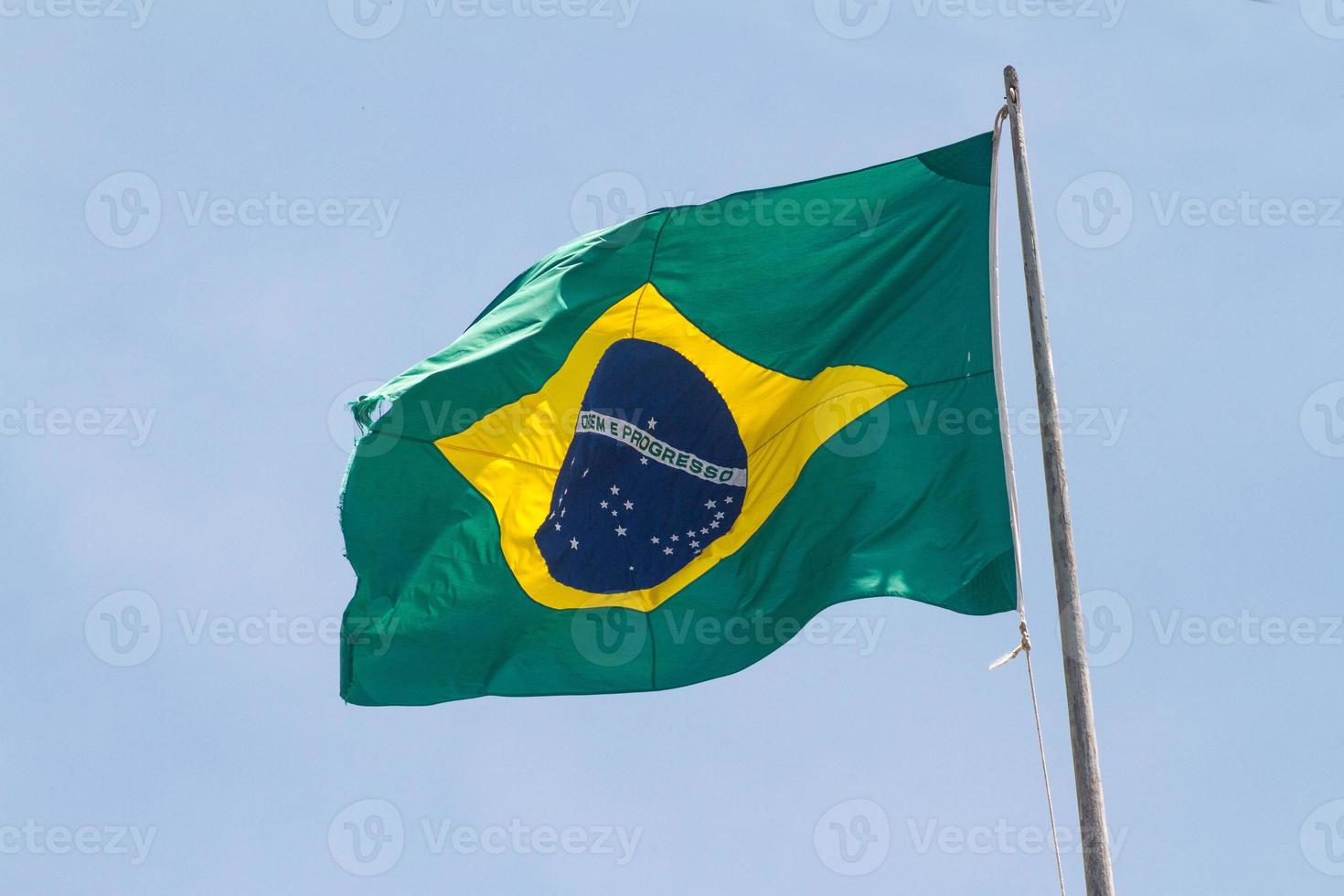 Brasilien-Flagge im Freien mit schönem blauen Himmel im Hintergrund in Rio de Janeiro. foto