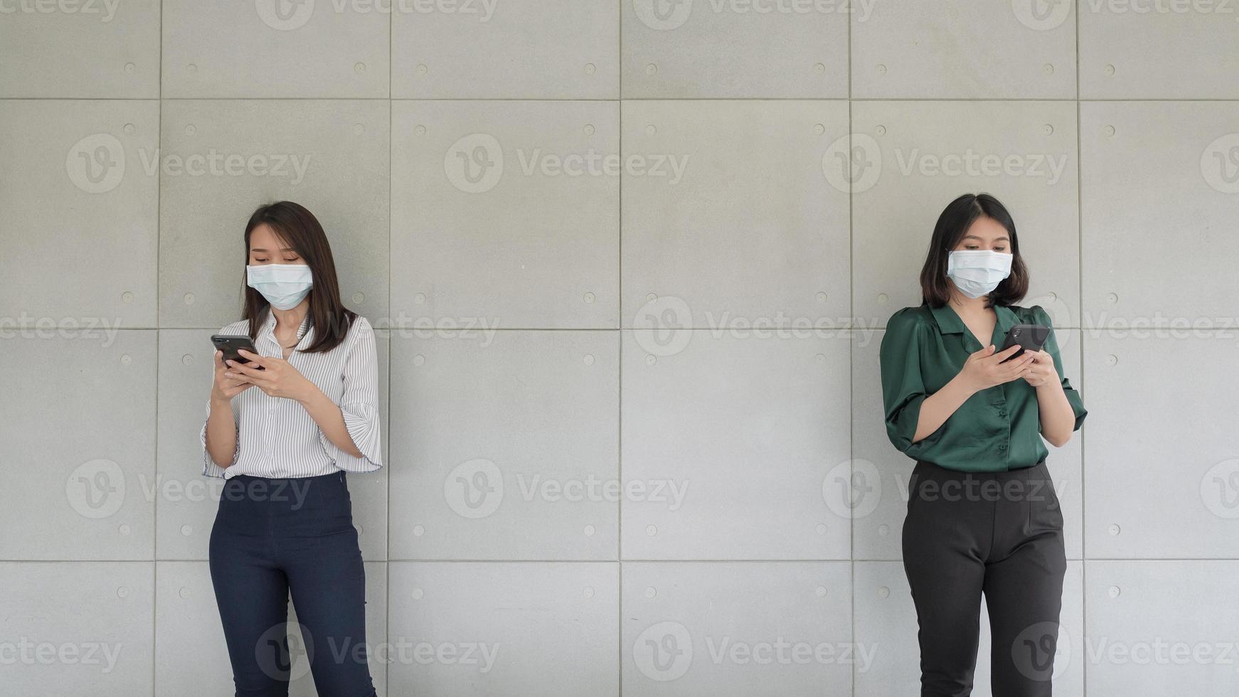 Geschäftsmitarbeiter, die während der Arbeit im Büro eine Maske tragen, um die Hygiene zu wahren, befolgen die Unternehmensrichtlinien. Präventiv während der Epidemie durch Coronavirus oder Covid19. foto