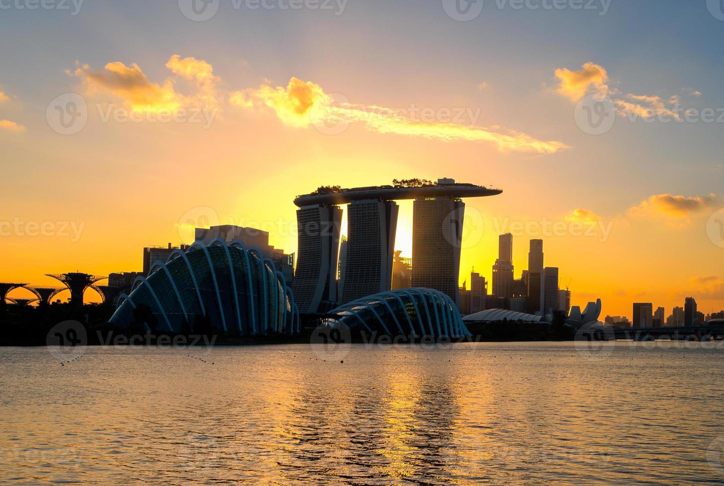 Singapur-Stadtansicht des Geschäftsgebäudes in der Innenstadt von der Marina Barrage während des Sonnenuntergangs in Singapur. foto