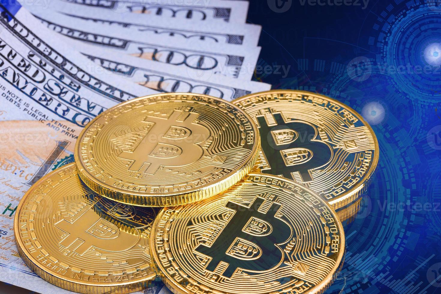 Bitcoins und Dollargeld auf futuristischem Technologiehintergrund. foto