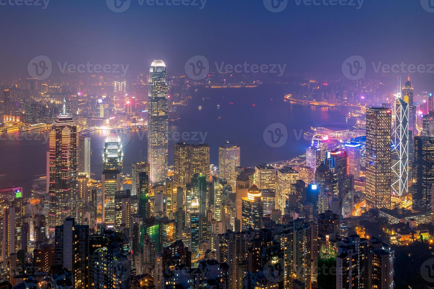 hong kong innenstadt der berühmte stadtbild blick auf die skyline von hongkong während der dämmerung blick vom victoria-gipfel in hongkong. foto