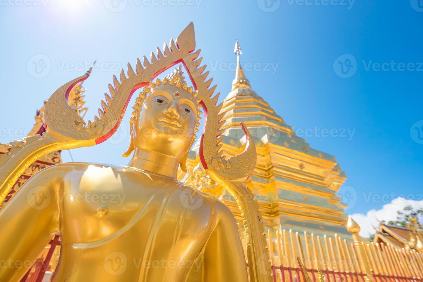 Buddha-Statue im Wat Phra, die Doi Suthep mit blauem Himmel in Chiang Mai. der attraktive aussichtspunkt für touristen und wahrzeichen von chiang mai, thailand. foto