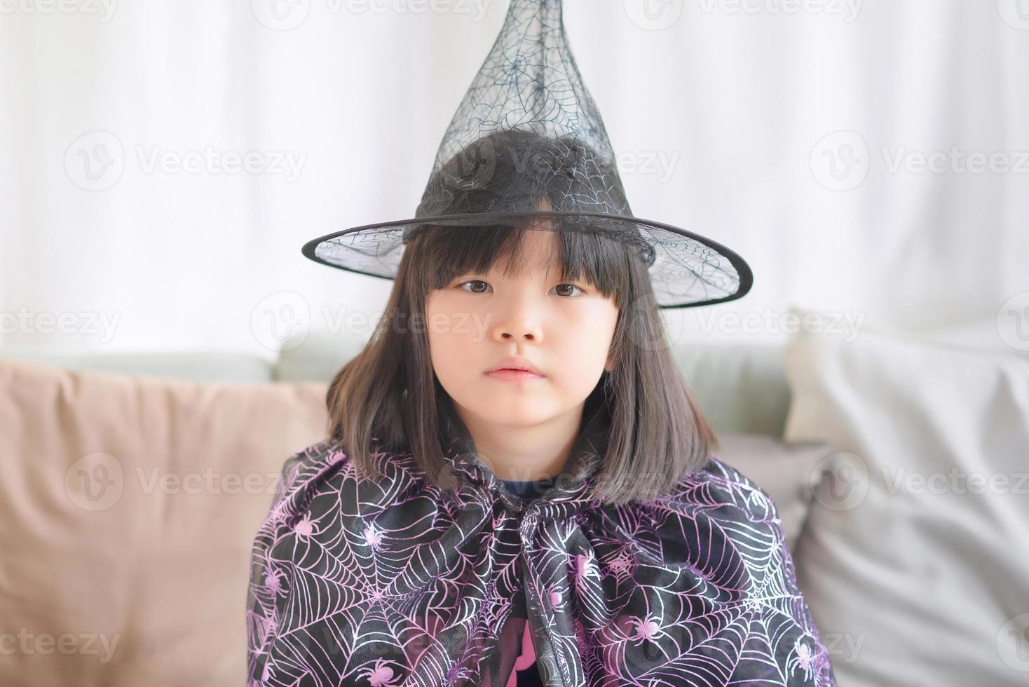 Asiatisches süßes Kindermädchen, das ein Fantasy-Kostüm trägt, um die Weihnachts- und Neujahrsparty zu Hause zu genießen foto