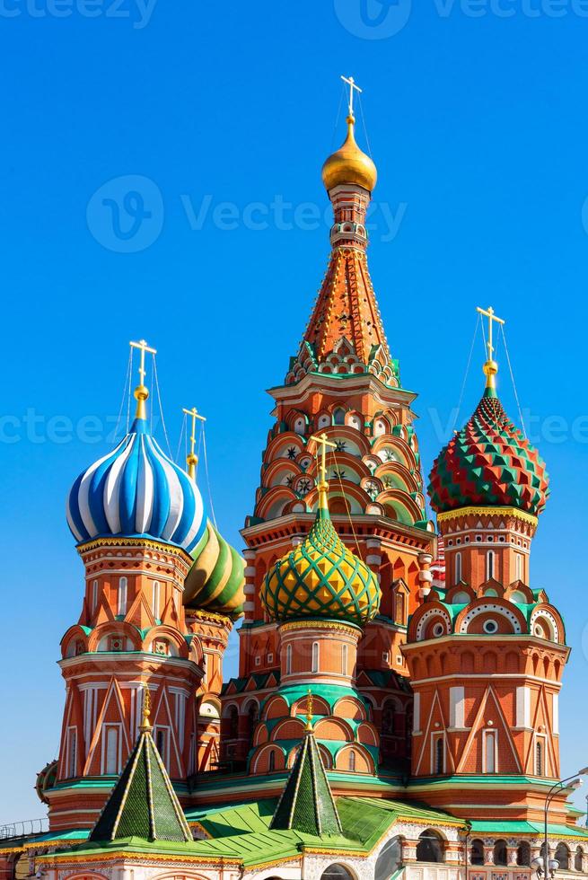 Sankt-Basilikum-Kathedrale am Roten Platz mit klarem Himmel in Moskau, Russland foto