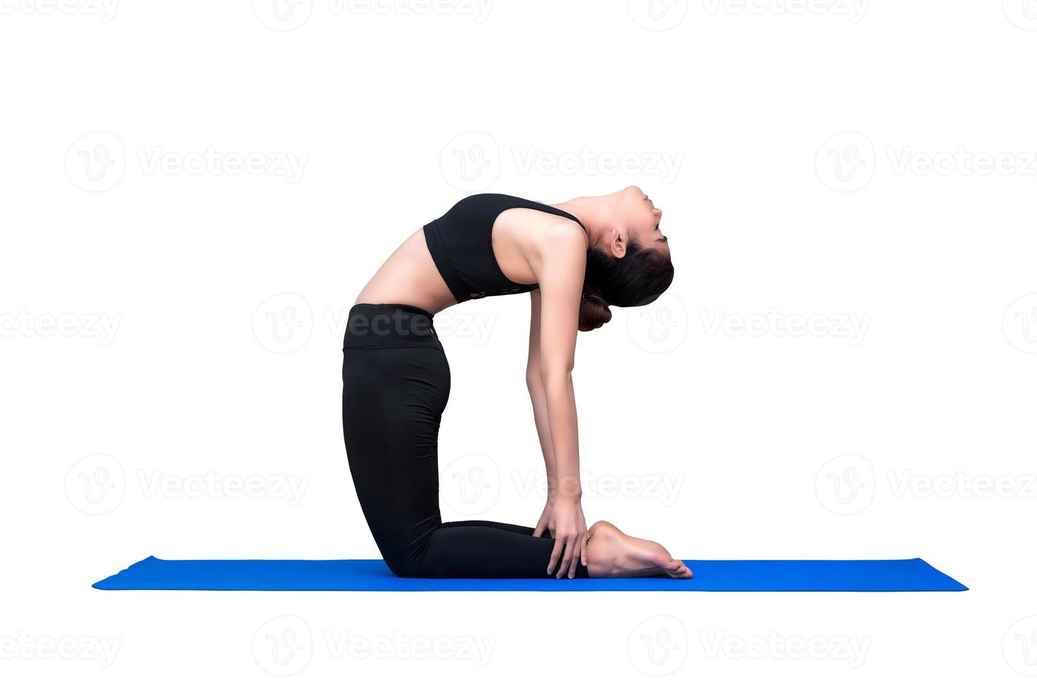 gesunde Frau, die Yoga ausübt, isoliert mit Beschneidungspfad auf weißem background.photo Design für Fitness sportliche Frau und Gesundheitskonzept. foto