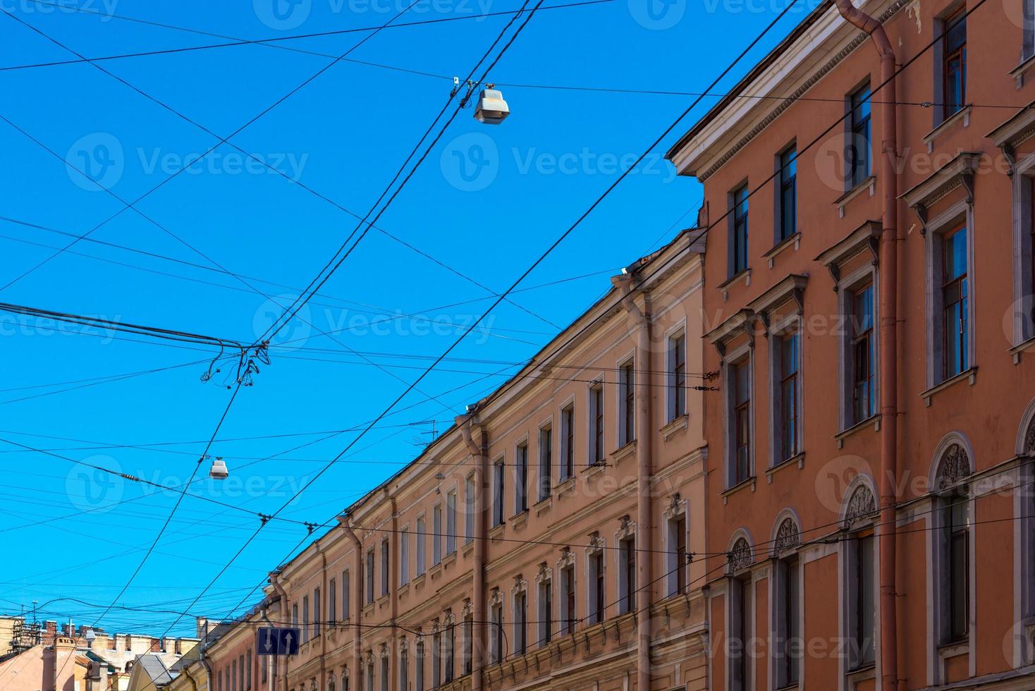 elektrische Drähte und Kabel über der städtischen Innenstadt für Mehrzweck in Sankt Petersburg, Russland? foto